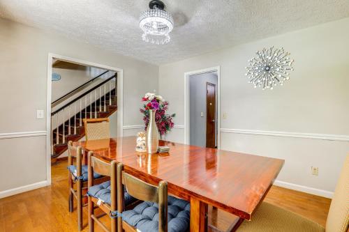 Gambar di galeri bagi Group Getaway Spacious Home in Stone Mountain! di Gunung Stone