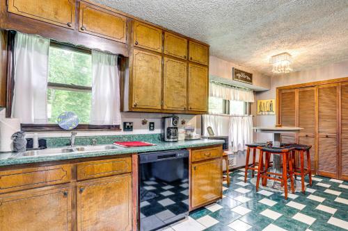 Dapur atau dapur kecil di Group Getaway Spacious Home in Stone Mountain!