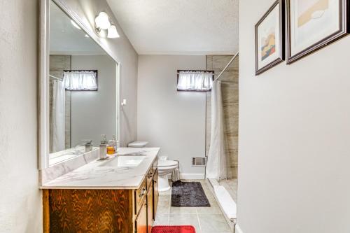 Bilik mandi di Group Getaway Spacious Home in Stone Mountain!