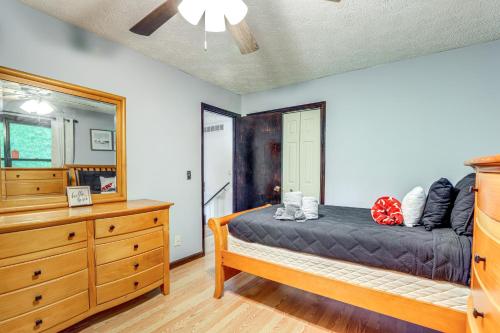 Katil atau katil-katil dalam bilik di Group Getaway Spacious Home in Stone Mountain!