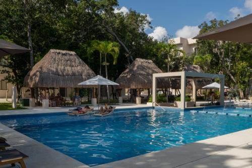 Bazén v ubytování Custom decor-sleeps 6 with 2 pools- Condo near beach-Puerto Morelos Mexico,Casa Yellowstone nebo v jeho okolí