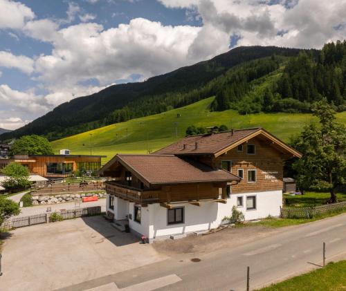 budynek przy drodze z górą w obiekcie Hofers Herzstück w Saalbach Hinterglemm