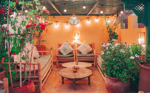 O zonă de relaxare la Riad Clefs d'Orient