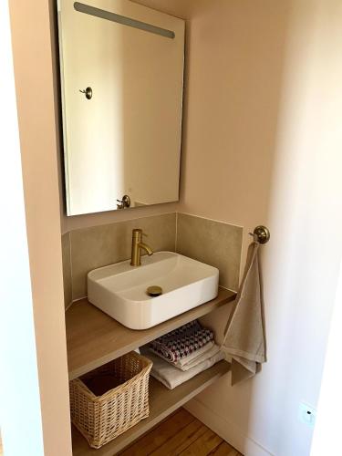 une salle de bain avec un lavabo et un miroir dans l'établissement Inspired space, au Mans