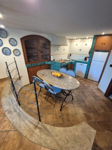 Una cocina con una mesa y sillas en una habitación. en Casa Francesca Apartment, en Taormina