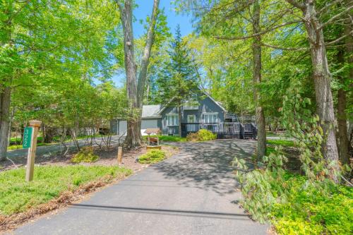 Κήπος έξω από το Poconos Pines Retreat getaway near top attractions