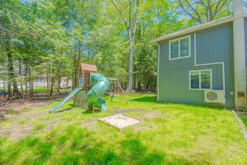Κήπος έξω από το Poconos Pines Retreat getaway near top attractions