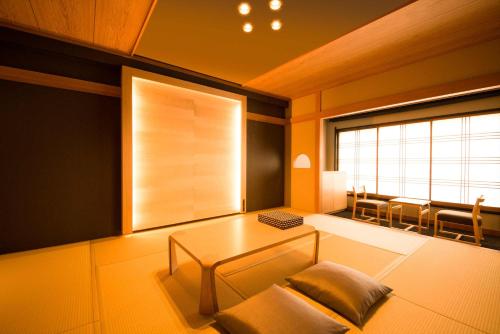 a living room with a table and a window at Ito Kowakien in Ito
