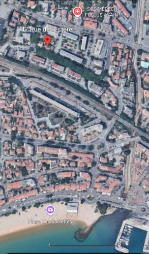 une carte d'une ville avec une plage et des bâtiments dans l'établissement Villa 4 pièces à Fréjus Plage 5 min plage, clim, parking & BBQ, à Fréjus