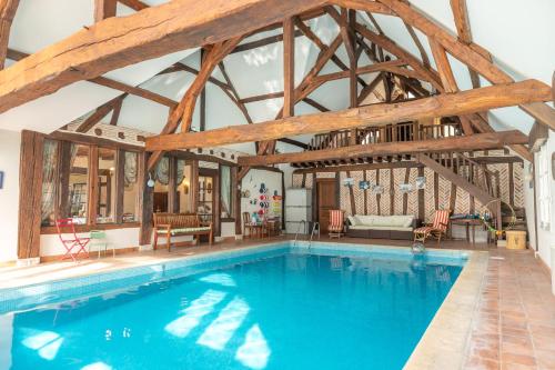 Бассейн в Chambre Chambord - Piscine intérieure - Jacuzzi или поблизости