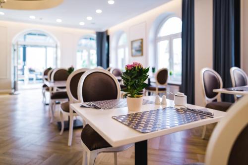 a dining room with a table and chairs at Moris Beach Hotel in Gdańsk