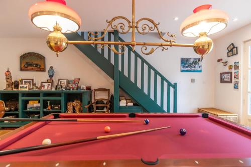 Бильярд в Chambre Chambord - Piscine intérieure - Jacuzzi