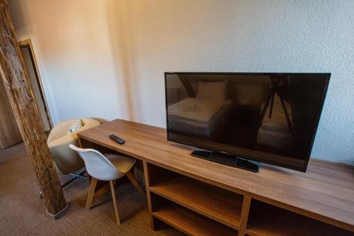a flat screen tv sitting on top of a wooden table at Hotel Na Šustně in Krupá