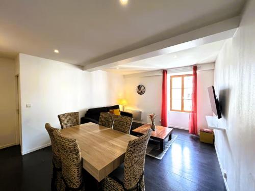 un salon avec une table et des chaises en bois dans l'établissement Résidence de la Lône, à La Roche-de-Glun