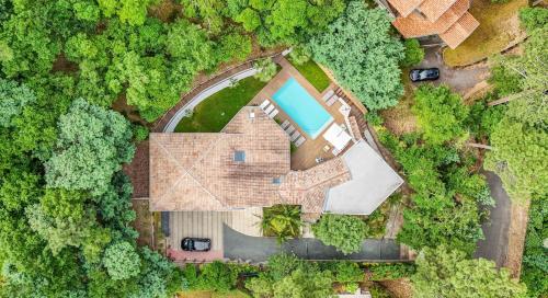 une vue aérienne d'une maison avec piscine dans l'établissement Villa Djun Hossegor 4 étoiles, piscine, 12 personnes, à Soorts-Hossegor