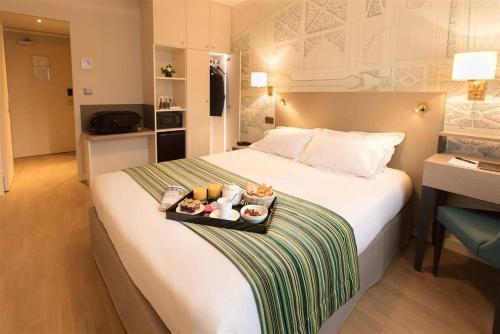Postel nebo postele na pokoji v ubytování La Belle Hôtel