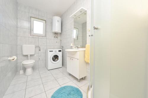 y baño con lavadora, lavadora y secadora. en Apartments Duje en Bibinje