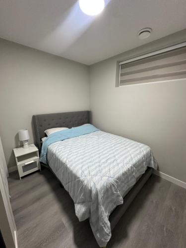 Postel nebo postele na pokoji v ubytování Beautiful 2 bedroom 2 bath in NW Calgary