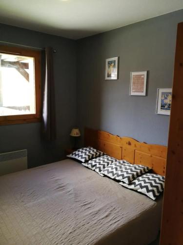 une chambre avec un lit et une fenêtre dans l'établissement Appartement confortable à Dévoluy, vue sur les montagnes, à Superdevoluy