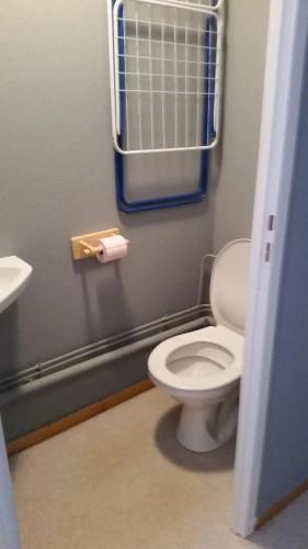 La salle de bains est pourvue de toilettes blanches et d'un ventilateur. dans l'établissement Appartement confortable à Dévoluy, vue sur les montagnes, à Superdevoluy