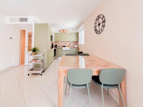 une cuisine et une salle à manger avec une table et des chaises en bois dans l'établissement Espace détente en centre ville - Parking, AC, wifi, à La Celle-sous-Gouzon