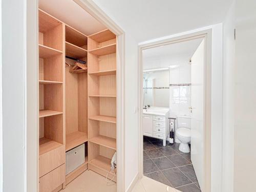 une salle de bain avec toilettes, lavabo et miroir dans l'établissement Espace détente en centre ville - Parking, AC, wifi, à La Celle-sous-Gouzon