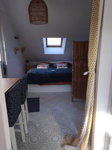 a small bedroom with a bed and a window at logement indépendant en plein Morvan in Saint-Brisson