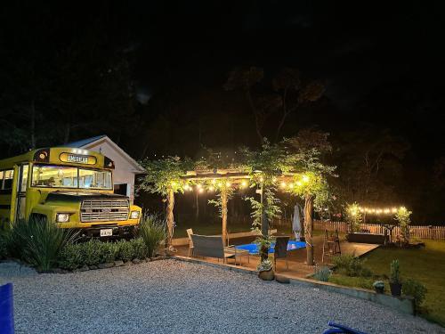 Taman di luar American Bus Glamping - Capinzal/SC