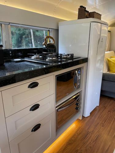 Dapur atau dapur kecil di American Bus Glamping - Capinzal/SC