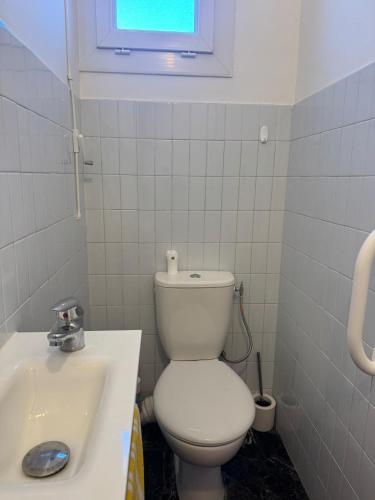 une salle de bain avec des toilettes blanches et un lavabo dans l'établissement The holidays that smells of Summer, à Sainte-Maxime