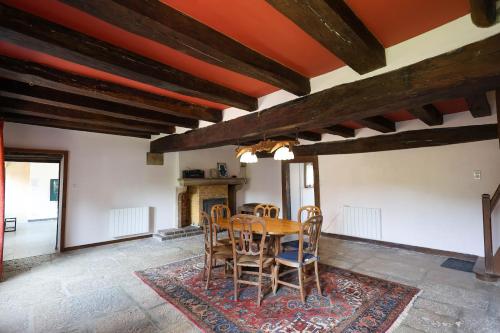 une salle à manger avec une table et des chaises dans l'établissement Gîtes des cerisiers, à La Celle-sous-Gouzon