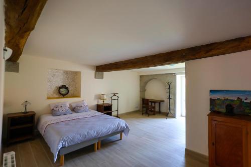 une chambre avec un lit et une table dedans dans l'établissement Gîtes des cerisiers, à La Celle-sous-Gouzon