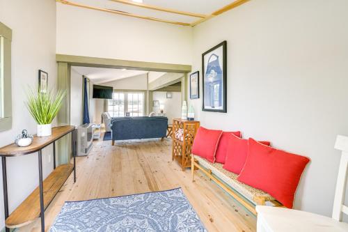 un soggiorno con sedie rosse e un divano blu di Historic Winter Harbor Cottage with Waterfront Views a Winter Harbor