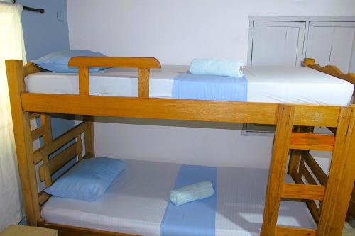 two bunk beds in a small room with a table at Casa Bambudas in Rincón