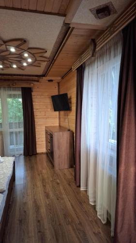 TV a/nebo společenská místnost v ubytování Voyage Tatariv