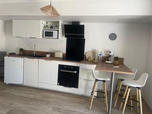 Kuchyň nebo kuchyňský kout v ubytování 2 appartement RDC avec extérieur