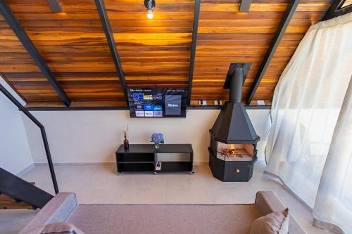 an overhead view of a living room with a stove at Villa Estoril in Campina Grande do Sul