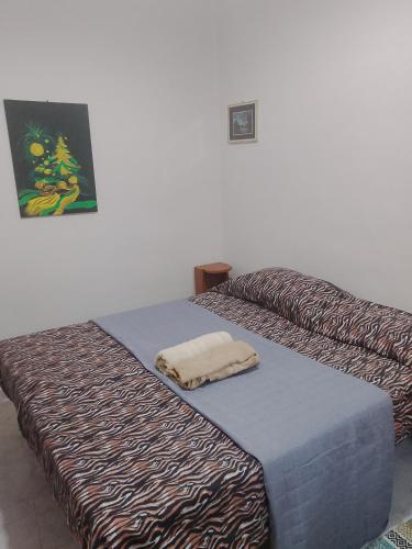 two beds in a white room with at ARCO in Bisceglie