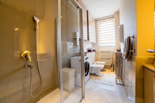 Et badeværelse på Maison Eleven Central 2-Bedroom Apartment with Balcony and Private Parking