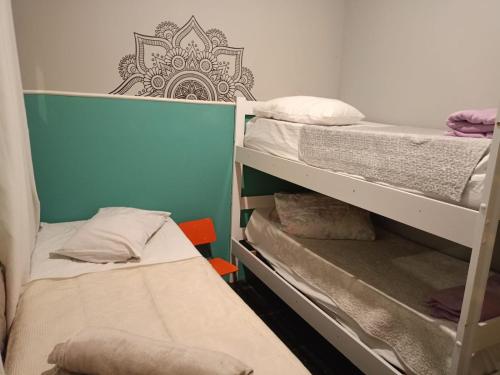two bunk beds in a small room withthritisthritisthritisthritisthritisthritisthritisthritis at Hospedaria Casa373 valores acessíveis Vila Mariana e Vila Clementino in Sao Paulo