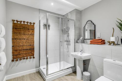 ein weißes Badezimmer mit Dusche und Waschbecken in der Unterkunft Central Castle House in Norwich