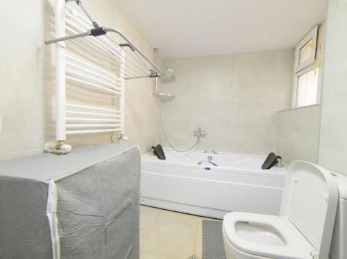 ein Badezimmer mit Badewanne, Toilette und Waschbecken in der Unterkunft Guest House at Old Tbilisi in Itʼkhvisi