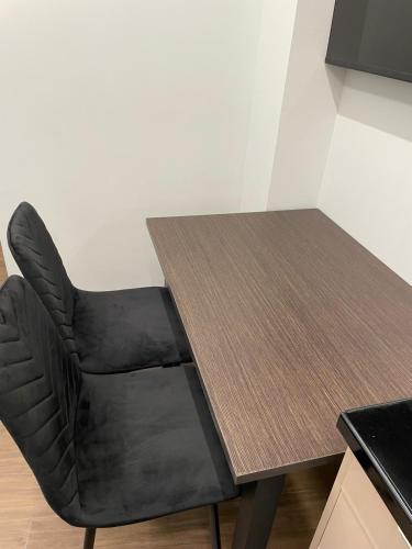 une chaise noire assise à côté d'une table dans l'établissement RAMhouse II, à Árta