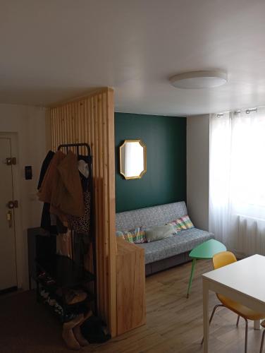 une petite chambre avec un lit et un placard dans l'établissement Appartement centre-ville, à Bayonne