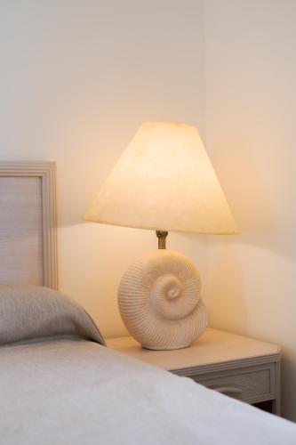 a lamp sitting on a table next to a bed at Saules Sueño in Cancún