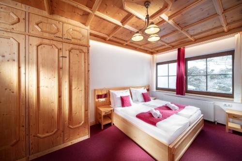 a bedroom with a large bed in a room at Hotel Höhlenstein in Tux