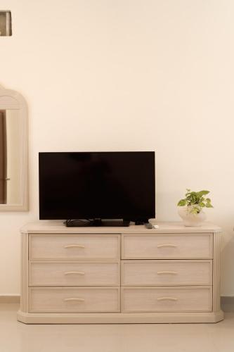 a flat screen tv sitting on top of a dresser at Saules Sueño in Cancún