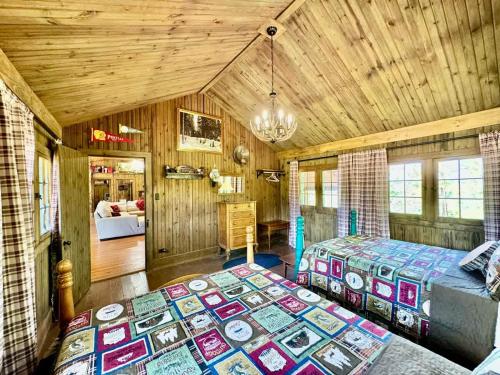 Postel nebo postele na pokoji v ubytování Eagle Rock Cabin Illinois River view