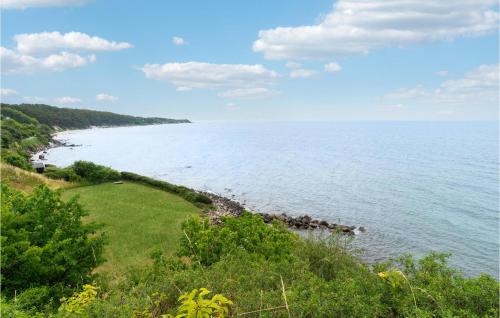 una vista del océano desde un acantilado en Beach Front Home In Rønne With Wifi, en Rønne