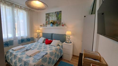 a bedroom with a bed with a blue and white comforter at Harry's House San Teodoro con piscina privata in San Teodoro
